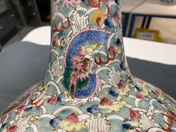 Un vase de forme bouteille en porcelaine de Chine famille rose &agrave; d&eacute;cor de dragons, 19&egrave;me